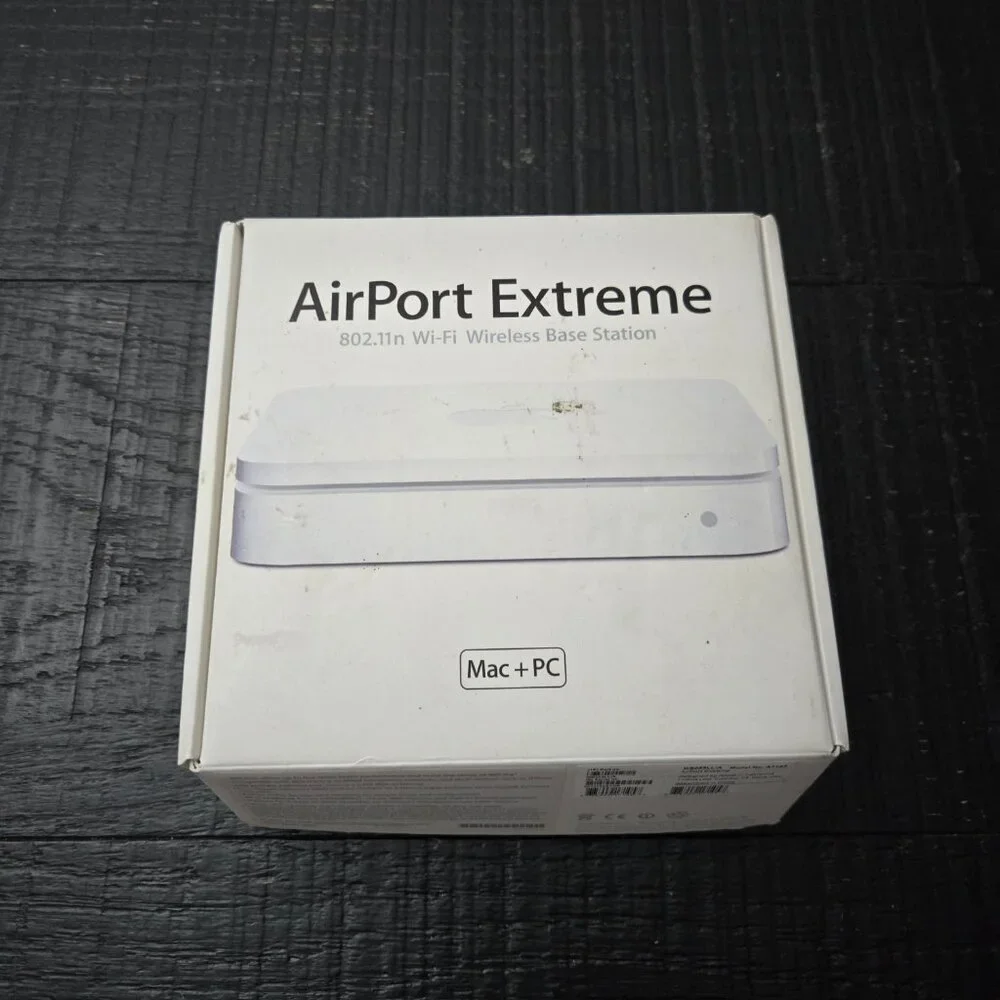 Apple- Airport Extreme. 802.1 WiFi Base Station